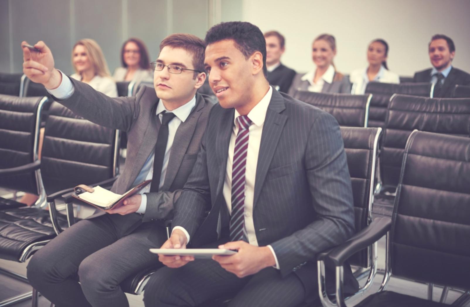Session de formation en analyse financière avec participants travaillant sur des études de cas