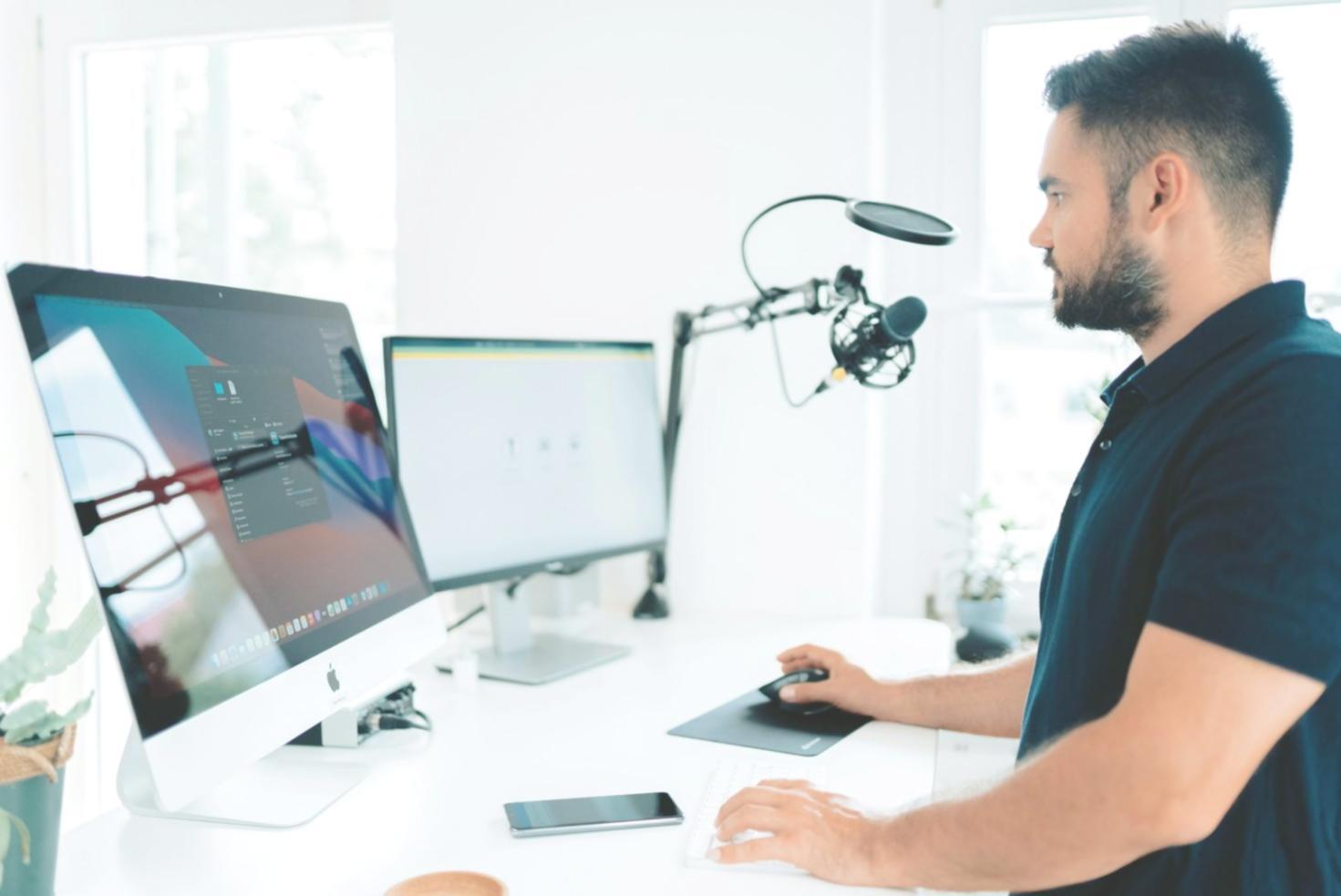 Espace de formation moderne avec écrans d'analyse financière